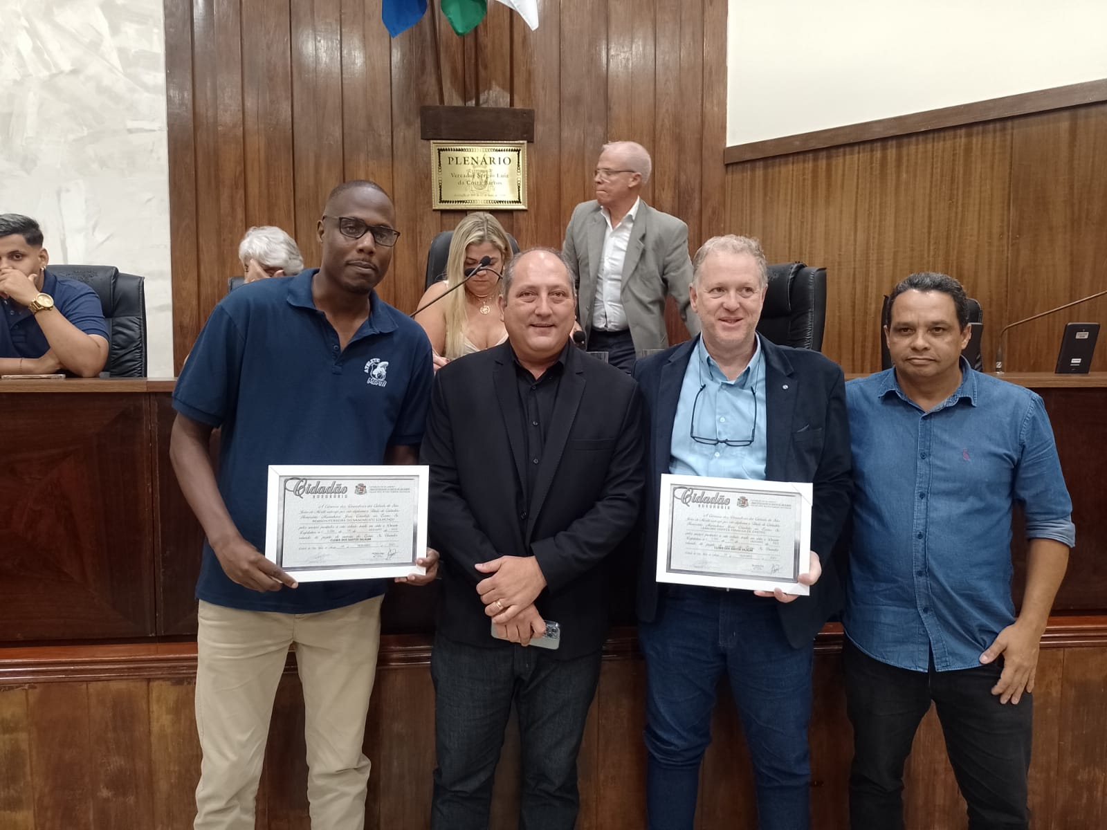 Câmara homenageia membros da sociedade meritiense