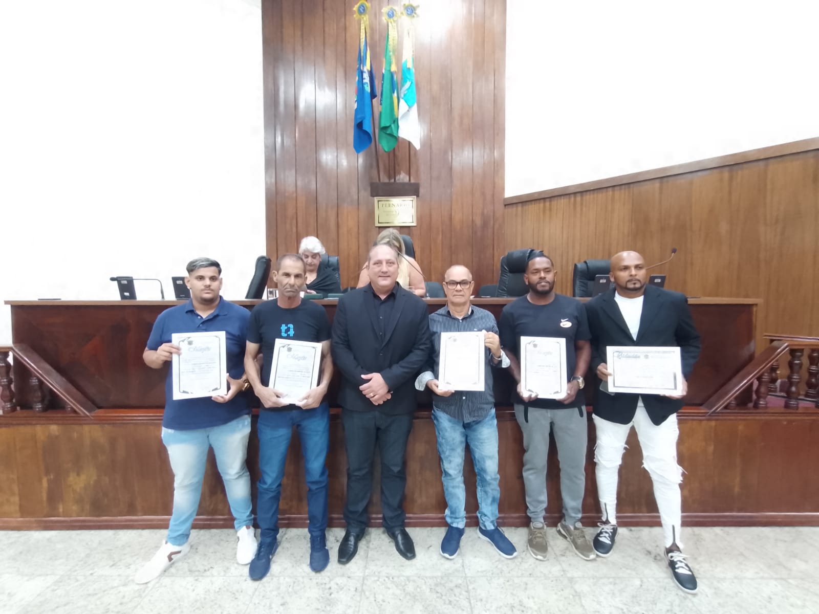 Câmara homenageia membros da sociedade meritiense