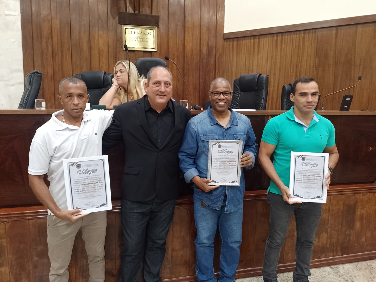 Câmara homenageia membros da sociedade meritiense