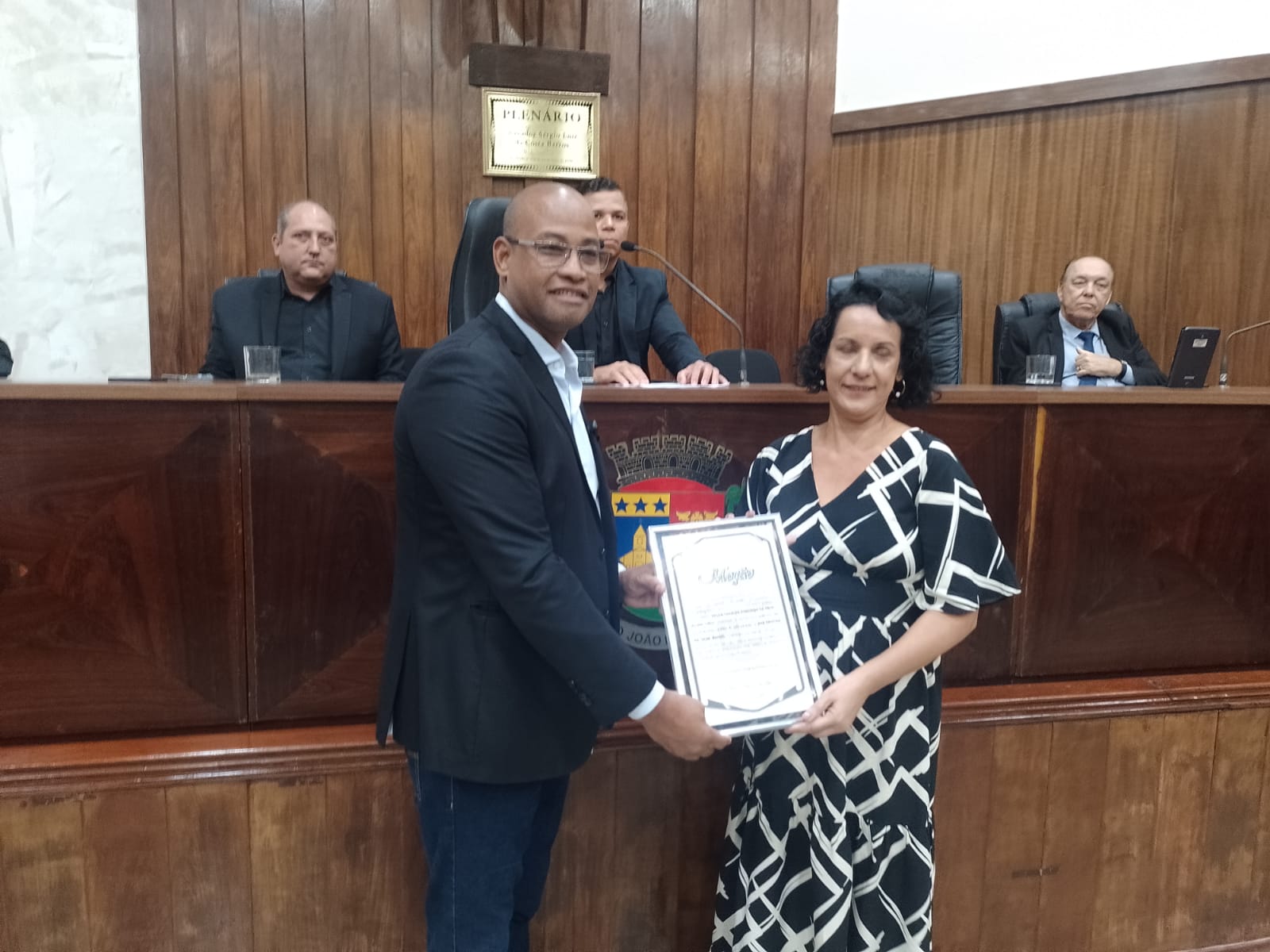 Câmara homenageia membros da sociedade meritiense