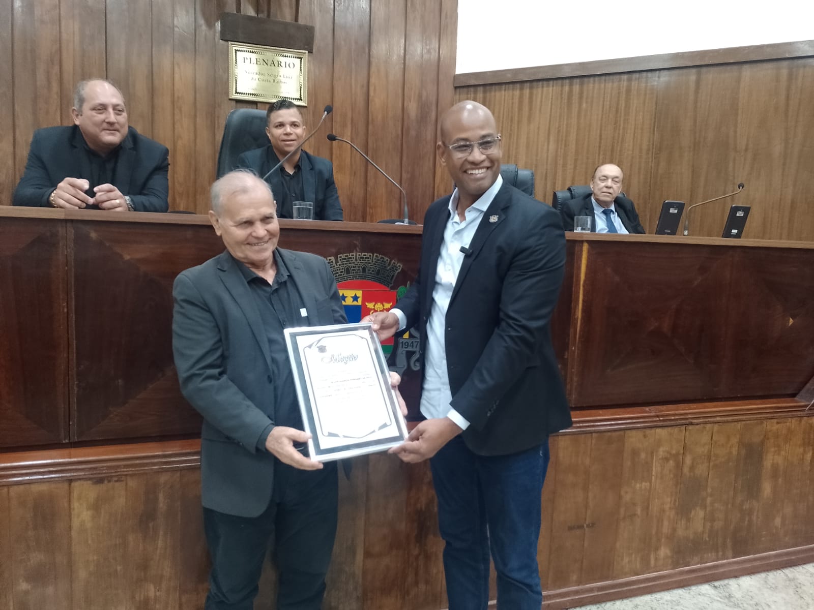 Câmara homenageia membros da sociedade meritiense