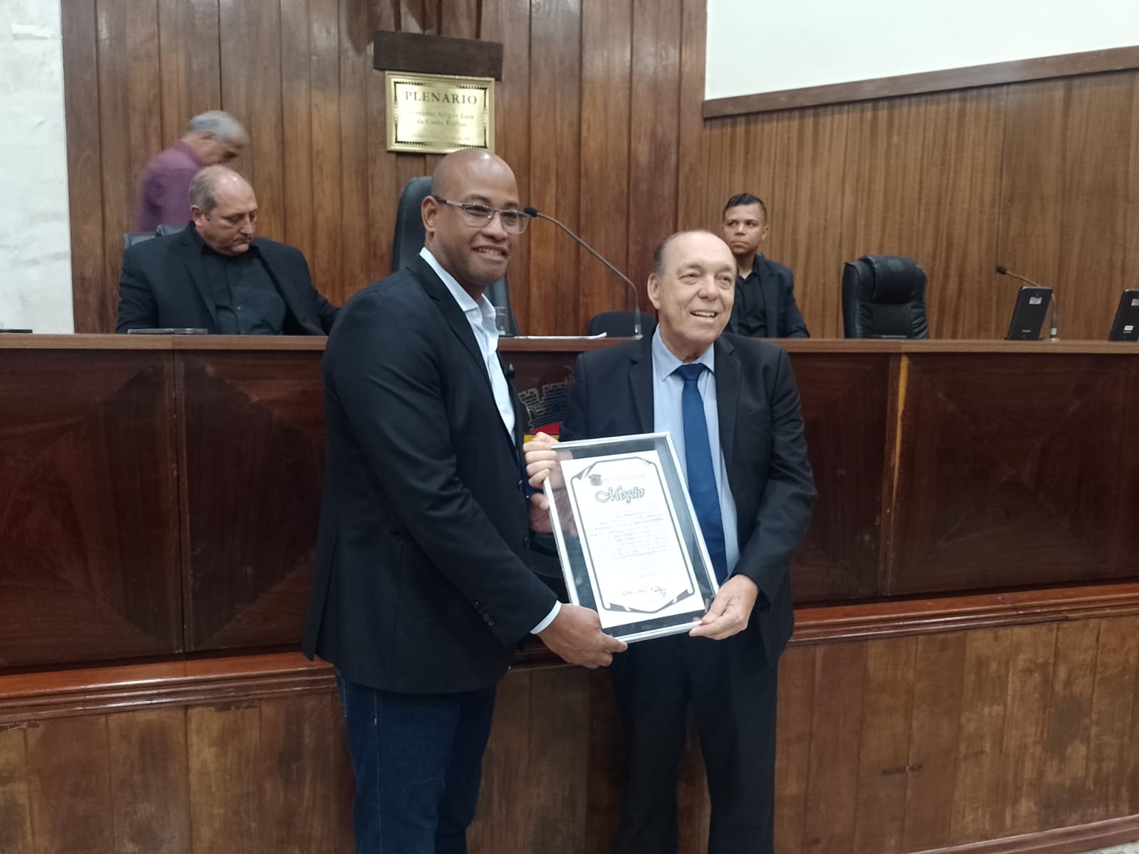 Câmara homenageia membros da sociedade meritiense