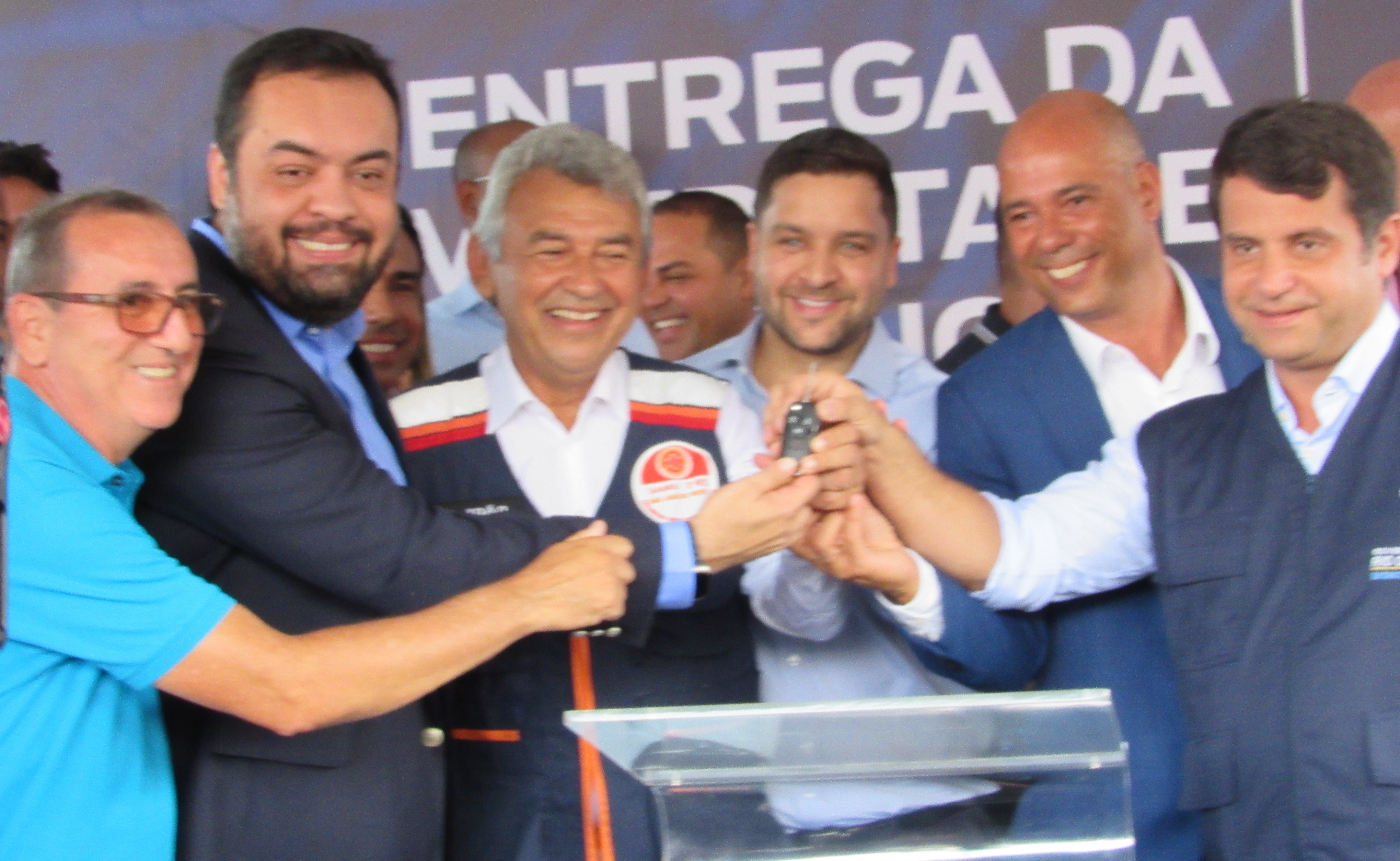 Presidente e vereadores participam de entrega de ambulâncias